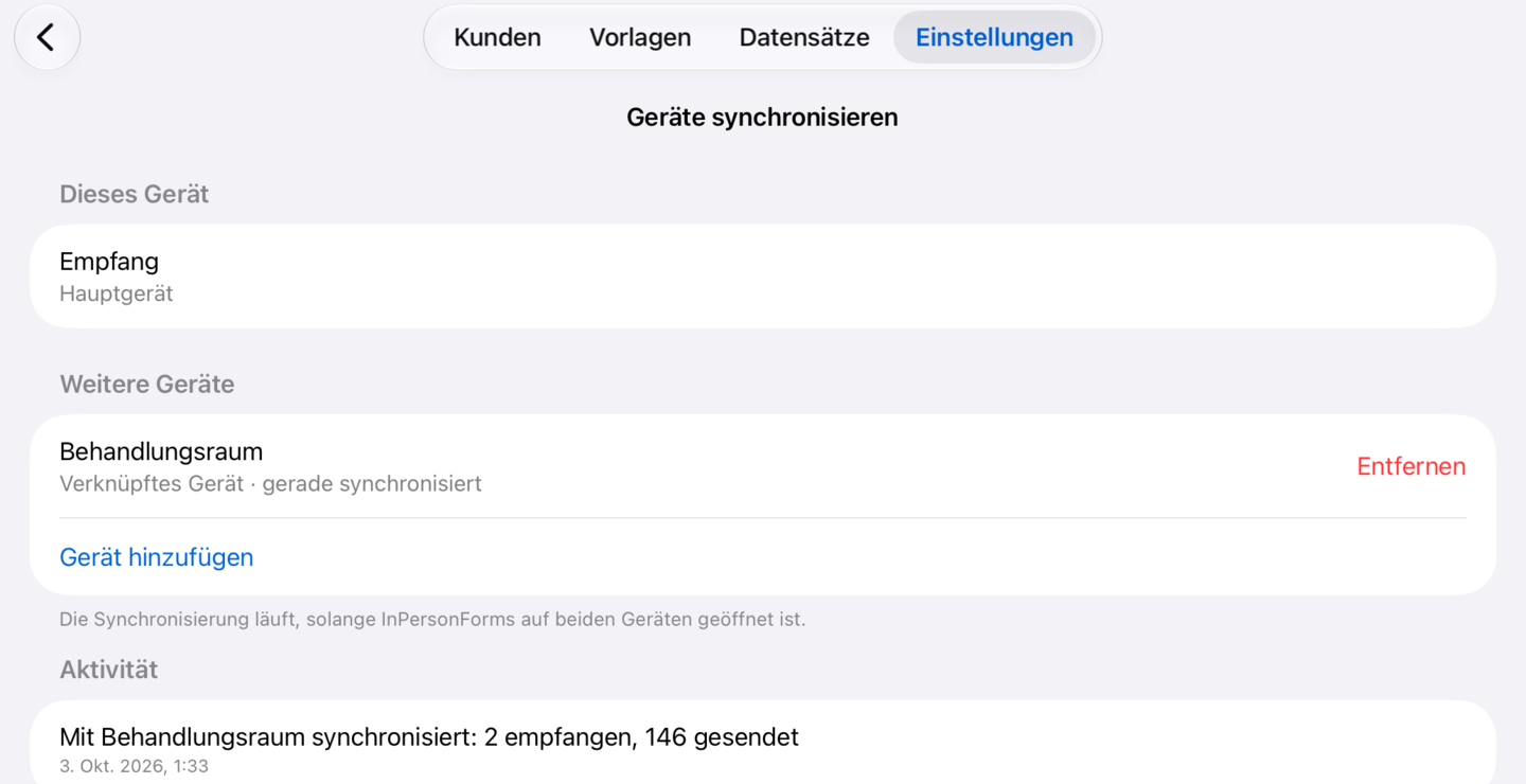 „Geräte synchronisieren“ auf dem Hauptgerät: Behandlungsraum gerade synchronisiert, daneben „Entfernen“, darunter die Aktivitätsliste