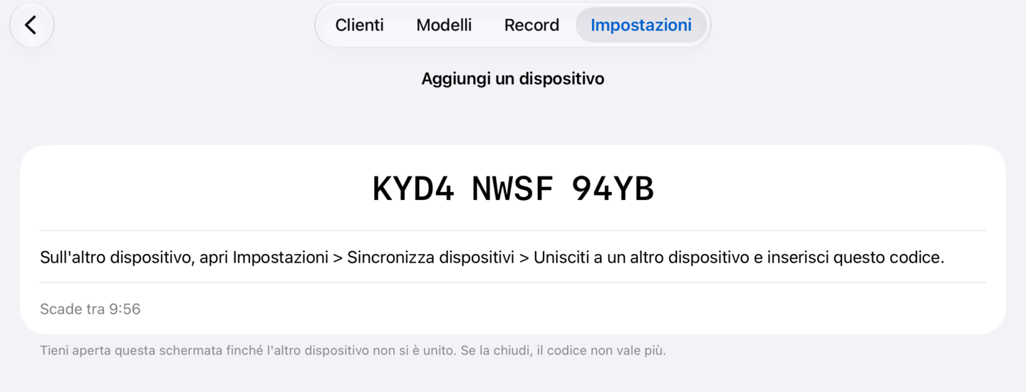 Il dispositivo principale mostra il codice di abbinamento, in tre gruppi da quattro, con il tempo rimasto
